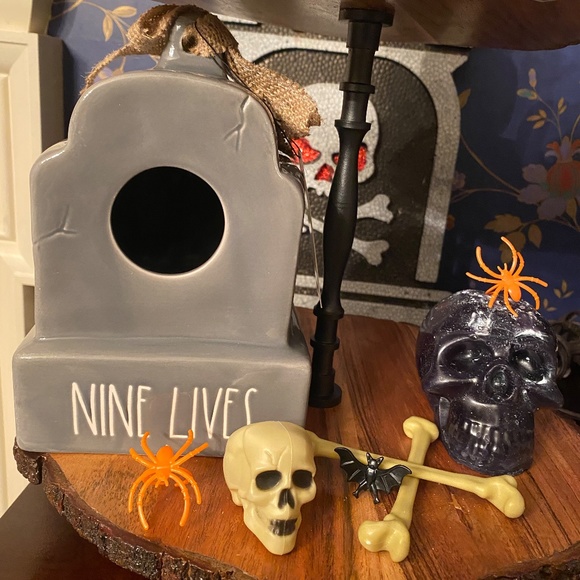 ae Dunn Artisan Collection By Magenta 8" Tombstone Birdhouse  “Nine Lives”- 🎃 - Picture 7 of 10
